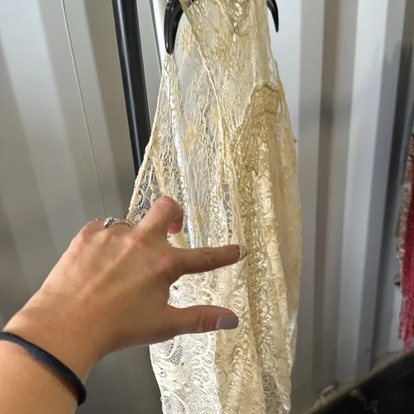 Buckle gimmicks cold shoulder top - Picture 2 of 7